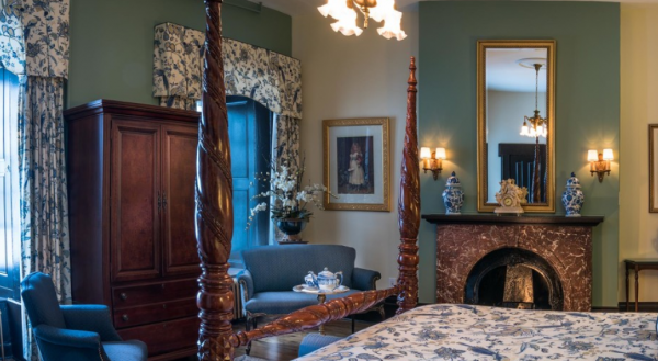 Desain klasik Victoria dengan furnitur dan detail mewah